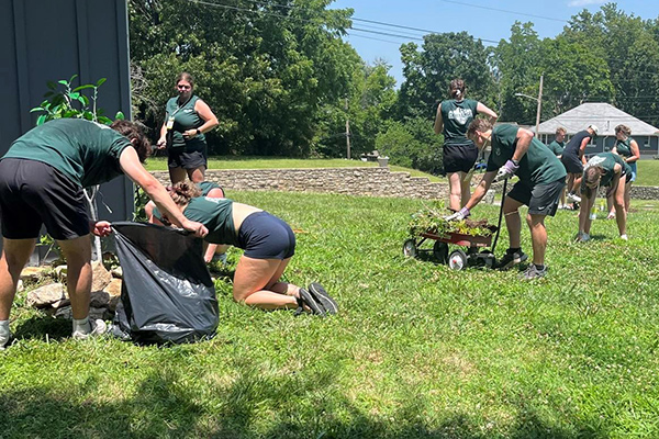 youth volunteers yard work for shephard's center kansas city